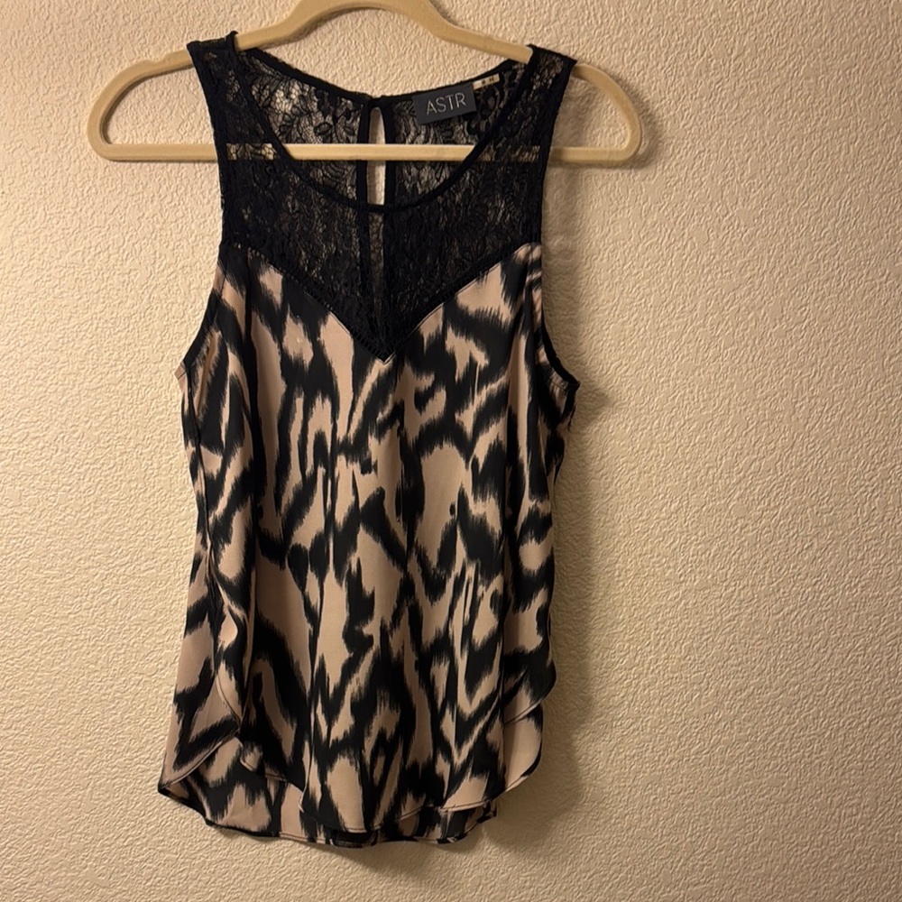 ASTR Women's Black and Cream Sleeveless Top